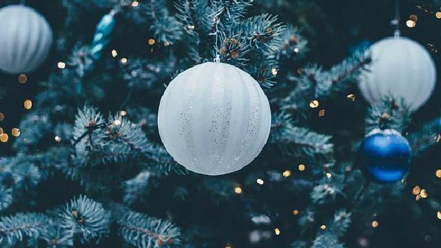 albero con palline bianche e blu