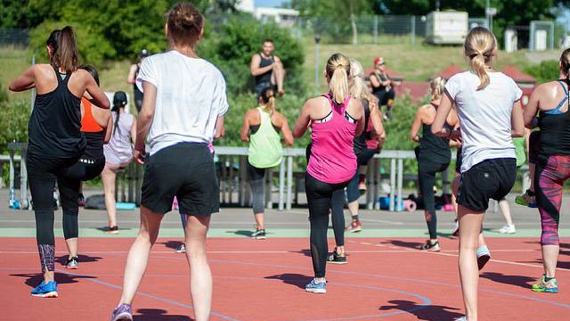 persone che si preparano per maratona