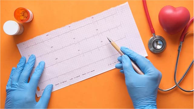 copertina con mani su ecg