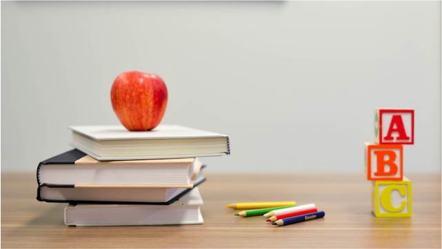 libri e matite sul banco