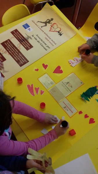 bambini decorano il cartellone